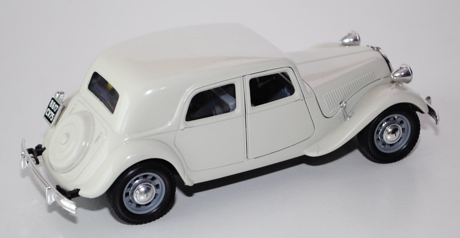 Citroen 15 CV TA Traction, Modell 1938, grauweiß, Türen + Motorhaube zu  öffnen, mit Lenkung, Bburago, Produktarchiv, Online-Shop