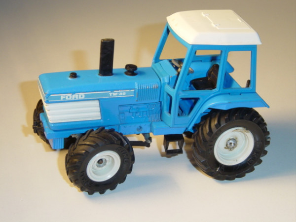 Ford-Traktor TW 35, himmelblau, Grill weiß, Aufkleber vorne leicht beschädigt, Auspuffoberteil weg