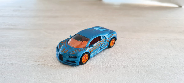 00002 Bugatti Chiron (Modell 2016-), blaumetallic, Druck 38 und Streifen vorne, SIKU, 1:57, P29e