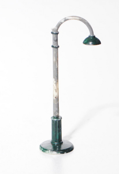 Doppel-Bogenlampe, grau/grün/gelb, Sockel mit Kleberesten, Farbe teilweise abgegriffen, eine Seite d