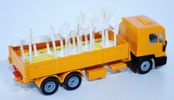 00002 MAN F90 LKW mit Verkehrszeichen, melonengelb, Stoßstange vorne schwarz, LKW12, mit 14 Verkehrs