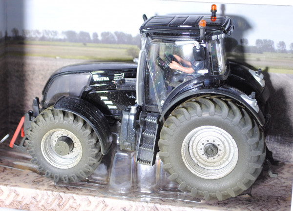 03201 Valtra S353 Traktor (Modell 2011-2013) Muddy, schwarz, Fahrer mit schwarzgrauem Overal, Felgen