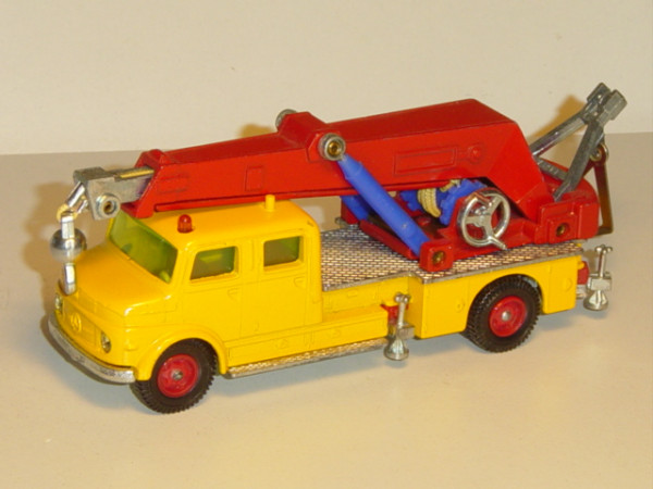 Mercedes Kranwagen, zinkgelb/rot, innen rot, Lenkrad weiß, Fac, Verglasung gelb, 3 kleine Lackschäde