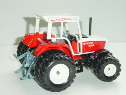 Steyr 9094 Traktor (Modell 1993-1995) mit Zwillingsbereifung, reinweiß/verkehrsrot, ProCab in rot au