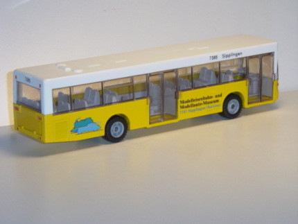 Linienbus Mercedes O 405 N, reinweiß/kadmiumgelb, links Abbildung von PKW, Eisenbahn und LKW, rechts