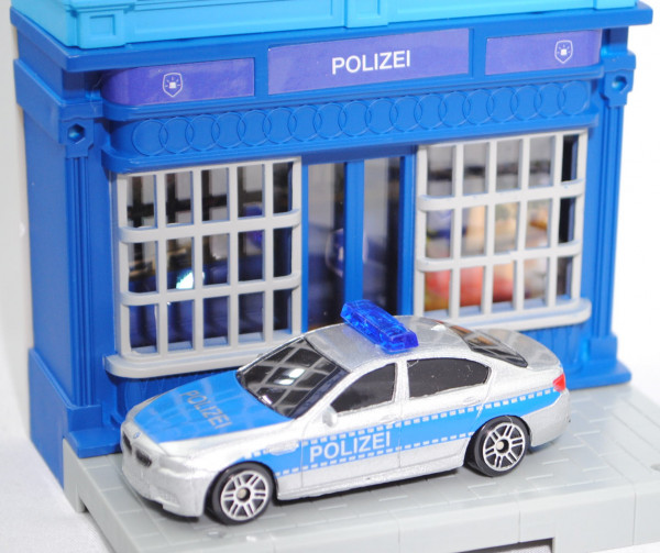 BMW M5 (5. Gen., Typ F10, Mod. 11-16) Polizei, silber, POLIZEI, Gebäudesatz mit Polizei im EG, mb