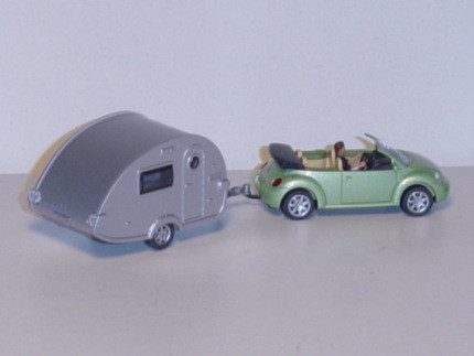VW New Beetle mit Wohnwagen T@B, hellgrünsilbermetallic und silber, mit Fahrer, Wiking, 1:87, mb