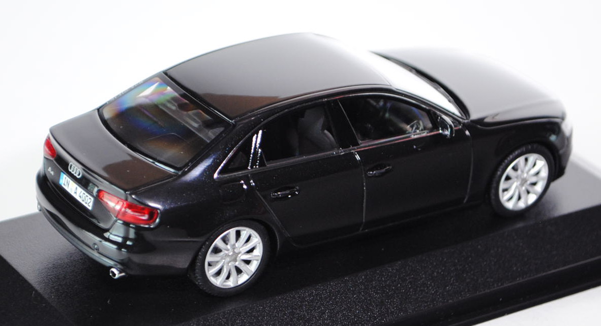 Audi A4 (B8, Typ 8K Facelift, Mod. 2012-2015), phantomschwarz-perleff.,  Minichamps, 1:43, Werbebox