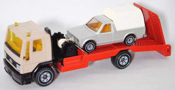 00002 Ford Cargo 0811 Abschleppwagen mit PKW, grau, 1 Spiegel weg; Ladegut: VW Pickup Truck, silber
