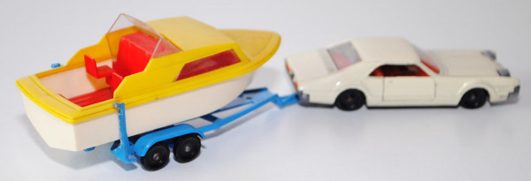 Oldsmobile Toronado mit Bootsanhänger und Boot, cremeweiß/himmelblau, innen rotorange, Lenkrad weiß,