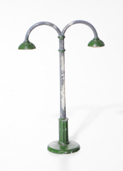 Doppel-Bogenlampe, grau/grün/gelb, Sockel mit Kleberesten, Farbe teilweise abgegriffen