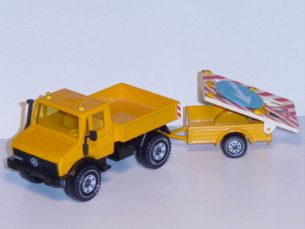 00001 Unimog U 1500 (Baureihe 425, Modell 1975-1988) mit Absperrtafel, melonengelb, 2 Gelblichter, L