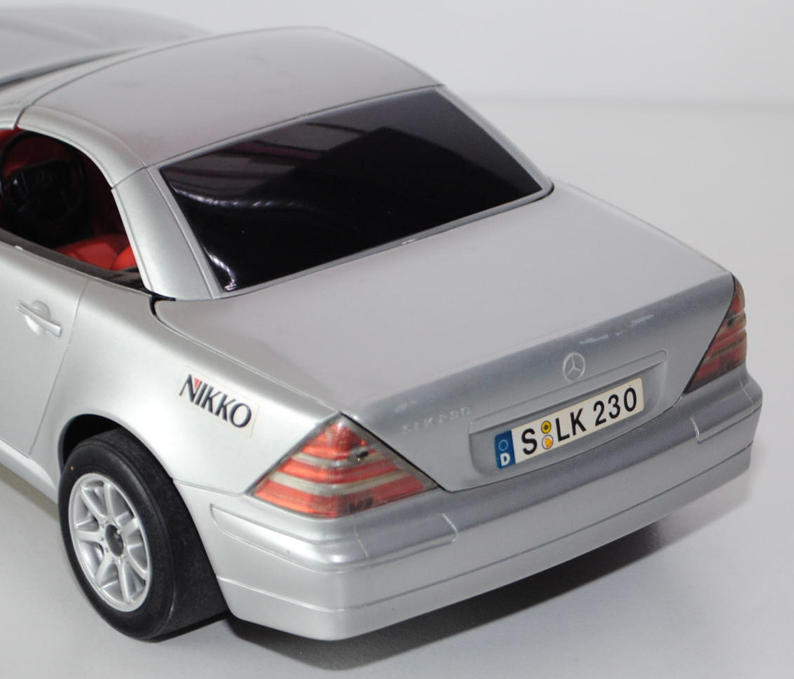 Mercedes SLK 230 (Baureihe R 170), Modell 1996-2000, silber, Dach per  Fernsteuerung zu öffnen, incl., Produktarchiv, Online-Shop