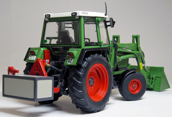 Fendt FARMER 306 LS mit Frontlader (Ausführung 1984 - 1988), resedagrün/grau, mit Heckgewicht, weise