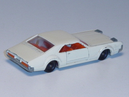 00003 Oldsmobile Toronado, cremeweiß, innen rotorange, Lenkrad weiß, R2, Fac, mit Farbabplatzern, P3