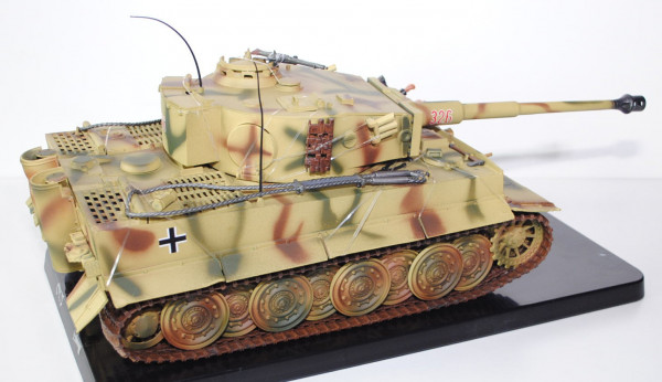 Tiger 1 Panzer (Tank) mit Panzerführer Action Figur, grünbeige Tarnfarbe, THE ULTIMATE SOLDIER, 1:18
