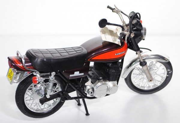 Kawasaki Z1-900, Baujahr 1973, Modell 1972-1976, schwarzrot/blutorange, Schutzblech vorne lose, Fehl