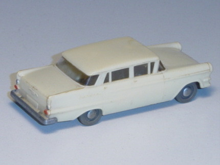 Opel Kapitän 1960, hellelfenbein, Chassis silbergrau, graue Räder, 2x Stoßstangenecken vorne weg