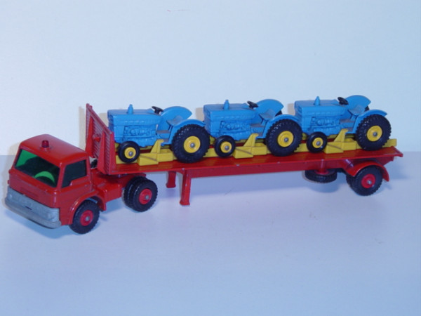 Ford LKW Tractor Transporter, verkehrsrot, Ladegut: 3 FORD Traktoren in himmelblau, 1 Hinterreifen v
