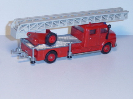 Mercedes Metz DL 30 H Feuerwehrdrehleiter, verkehrsrot, innen rot, Lenkrad schwarz, Verglasung klar,