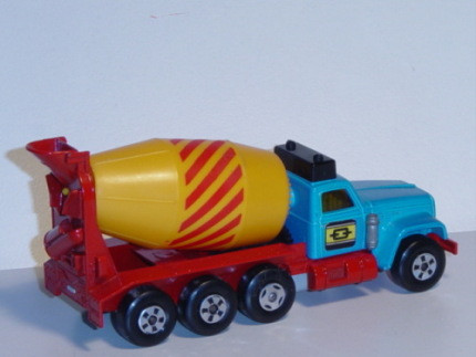 GMC Cement Mixer Truck, blaumetallic/verkehrsrot, drehbare dahlengelbe Trommel, Matchbox Super Kings