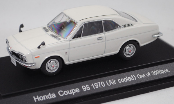 Honda 1300 Coupé 9 S (Typ H1300C, Modell 1970-1972, Bj. 1970), McKinley White, EBBRO, 1:43, PC-Box