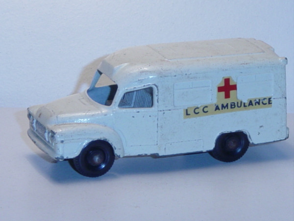 Bedford Lomas Ambulance, weiß, Chassis schwarz, rotes Kreuz und LCC AMBULANCE auf den Seiten, Hecktü
