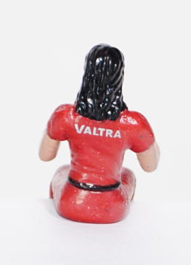 Traktorfahrerin mit rotmetallicfarbiger Overal, schwarze Haare, Valtra Logo auf der Brusttasche, Dru