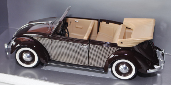 VW Käfer Cabrio (Typ 15), Modell 1949, schokoladenbraun/beige, Türen zu öffnen, offenes Verdeck in b