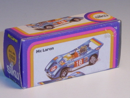 00000 McLaren M8F (CanAm-Prototyp, Mod. 71-72), himmelblaumetallic, innen weiß, Lenkrad schwarz, P12