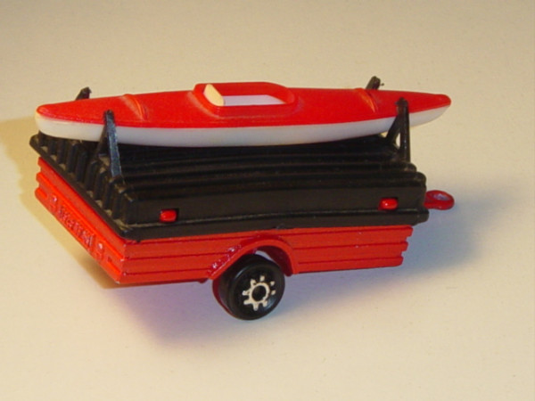 Anhänger mit Boot, verkehsrrot/schwarz, Abdeckung abnehmbar, Boot oben rot und unten weiß, majorette