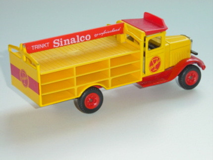 White Oldtimer Getränkewagen, kadmiumgelb/verkehrsrot, Sinalco / TRINKT Sinalco so erfrischend, mit