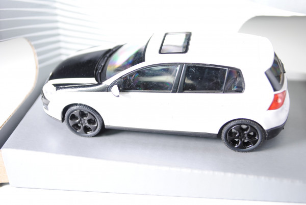 VW Golf V GTI, reinweiß, Motorhaube schwarz, innen grau, Schuco, 1:43, mb