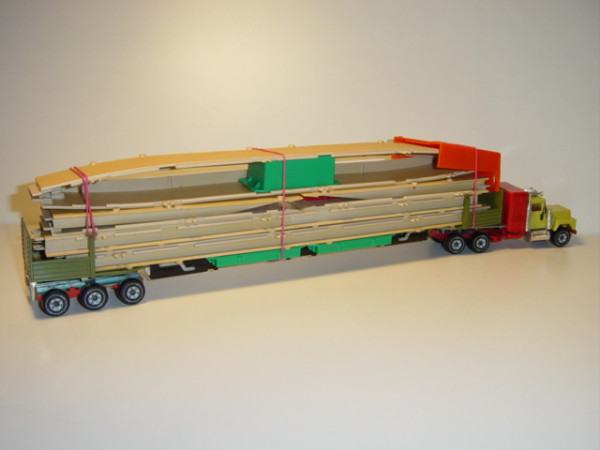 00001 Mack Conventional R612 (Modell 1966-1990) Schwertransporter mit Brücke, ginstergelb/verkehrsro